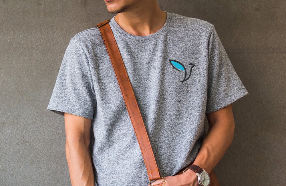 person wearing a gray tshirt
