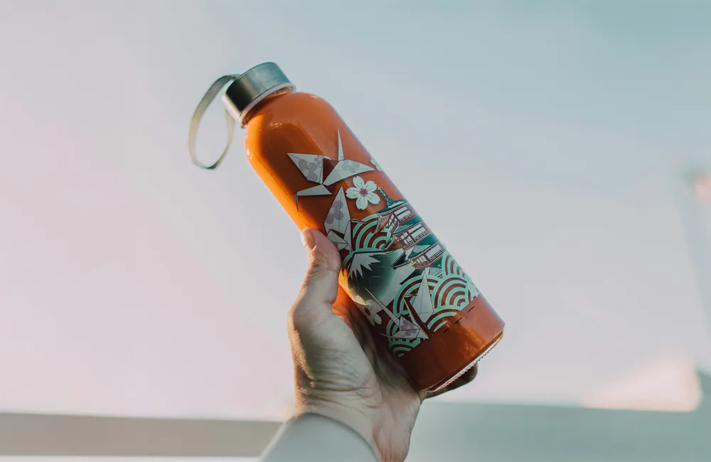 Holding metal water bottle