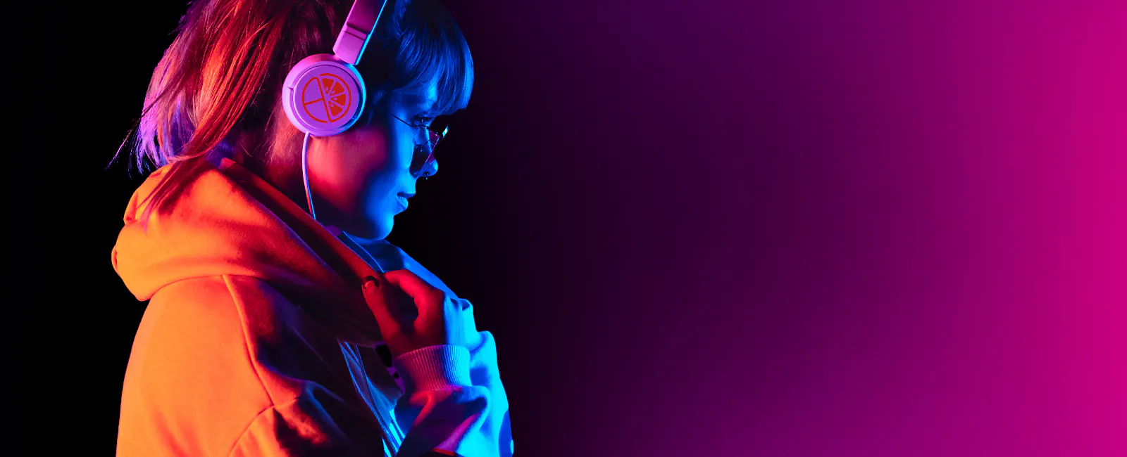 girl-headphones-sweat-shirt