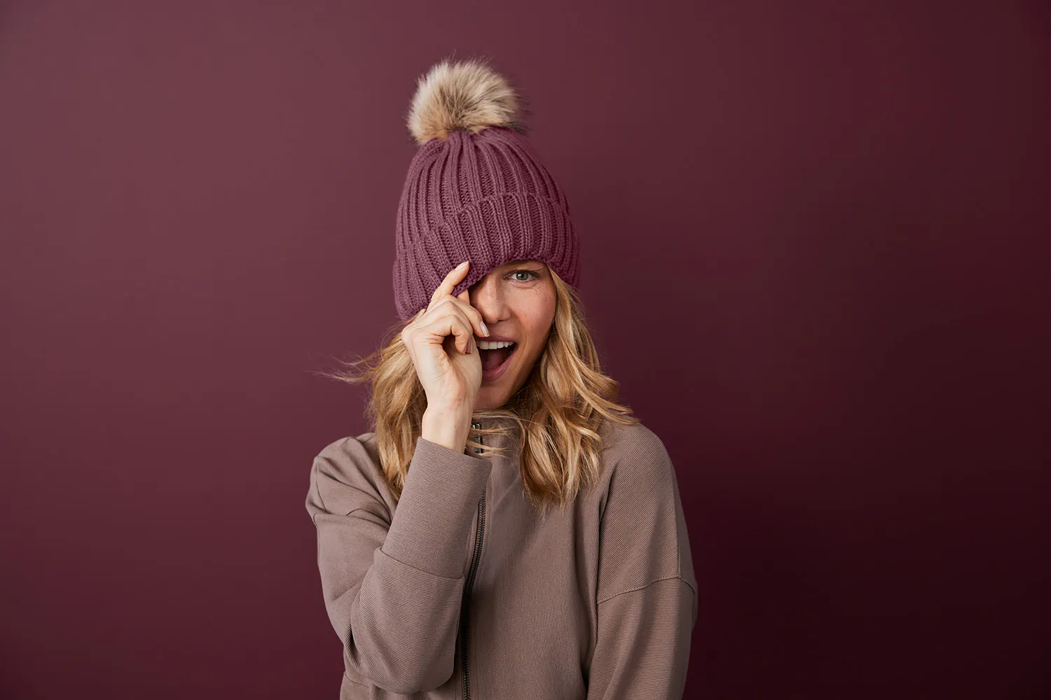 C990_FA25_Catalog_PA_004_Lifestyle_Model