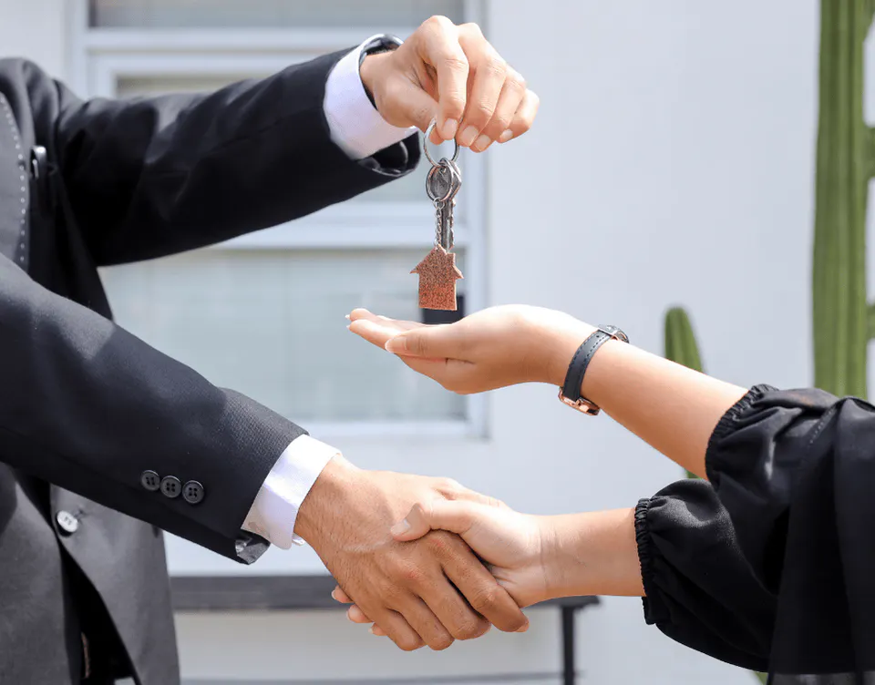 person wearing a gray tshirt