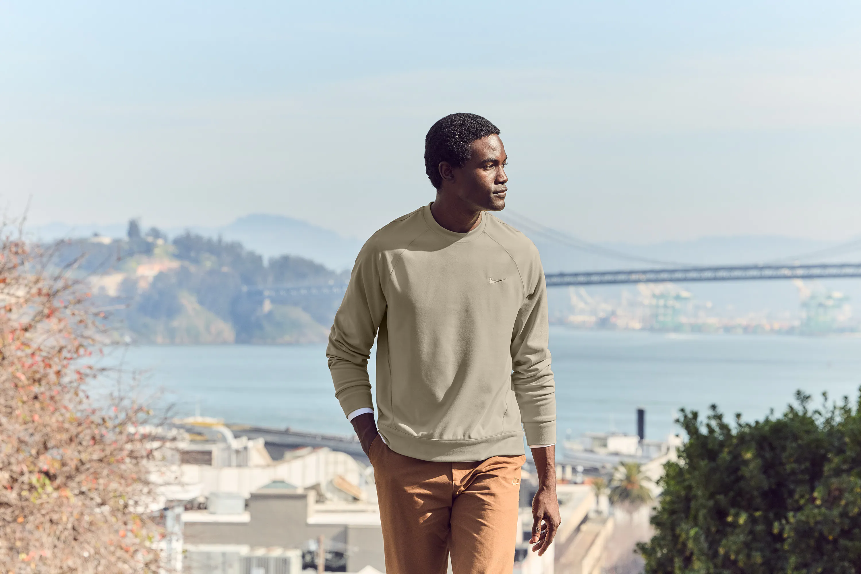 NKIO8127_DesertKhk-NKBQ5230_White_FA26_Catalog_Lifestyle_Model